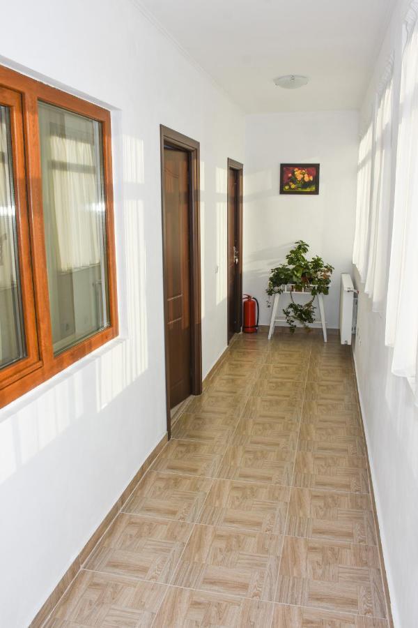 Hôtel Tomis House à Curtea de Argeş Extérieur photo