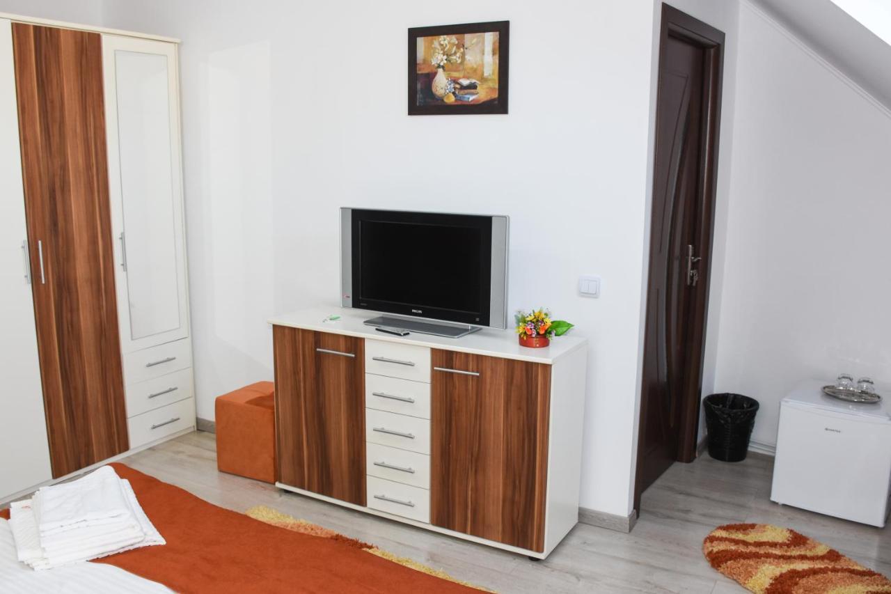 Hôtel Tomis House à Curtea de Argeş Extérieur photo